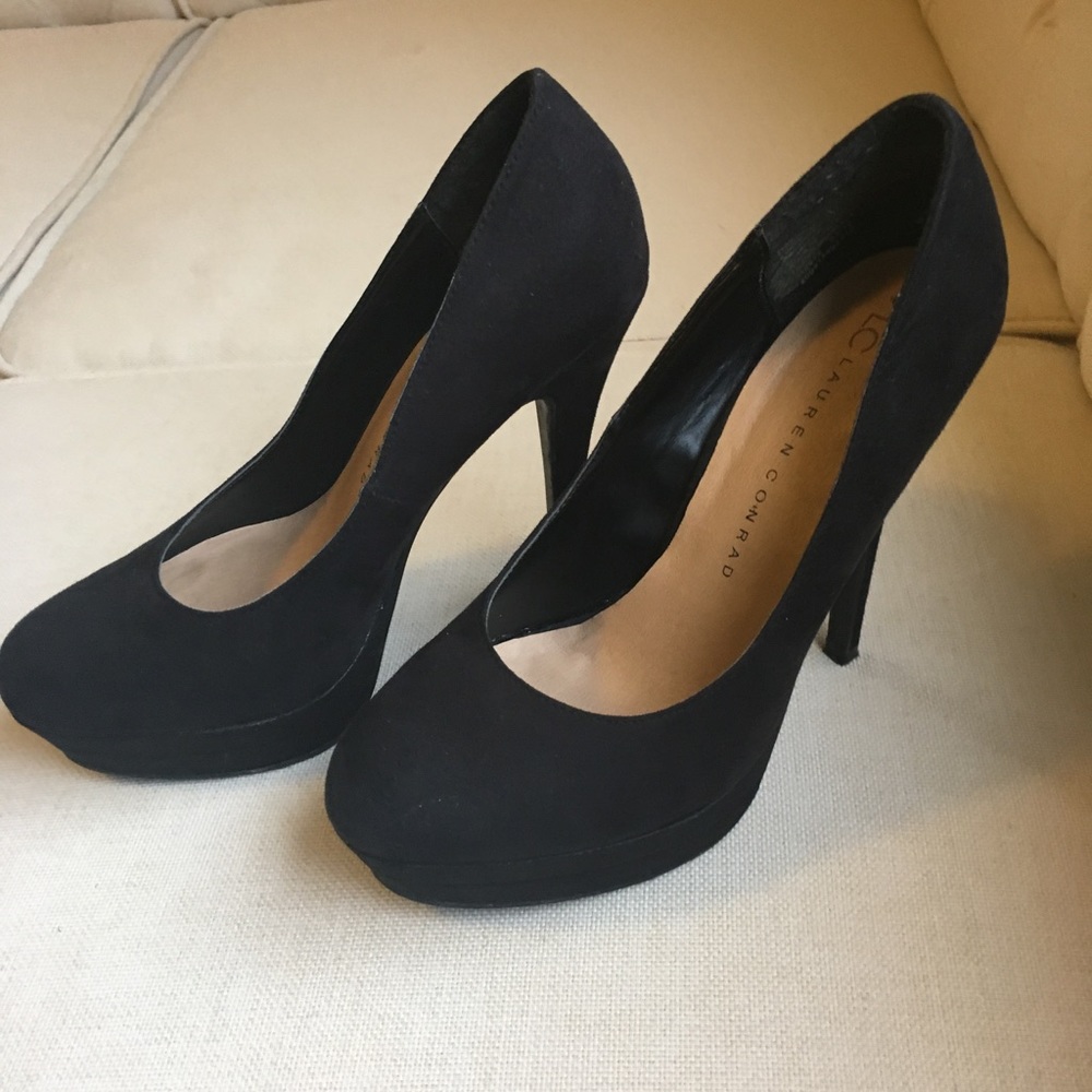 Black pumps
